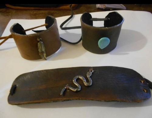 Bracciali in cuoio decorati-Cristy's
